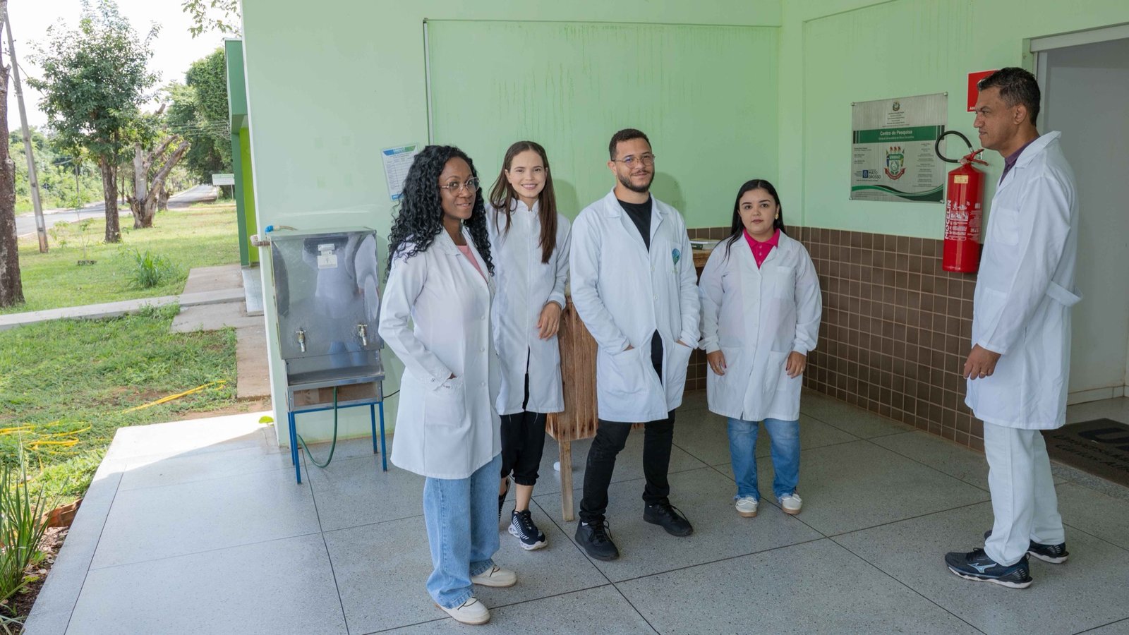 AraguaiaBiotech team at the lab entrance